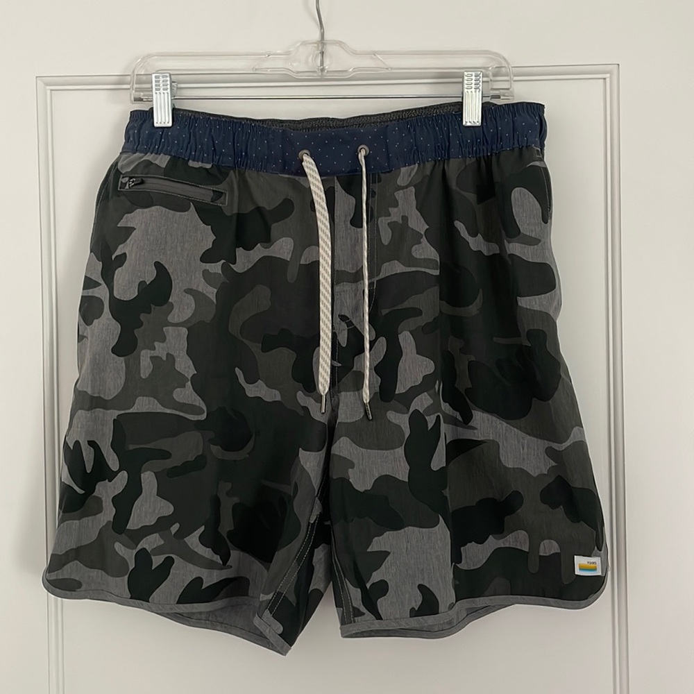 Vuori Mens Banks Boardshort Swim Trunks Extra Large XL Camo Gray Black Green